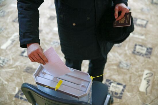 Russian regions hold early voting for 2018 presidential election