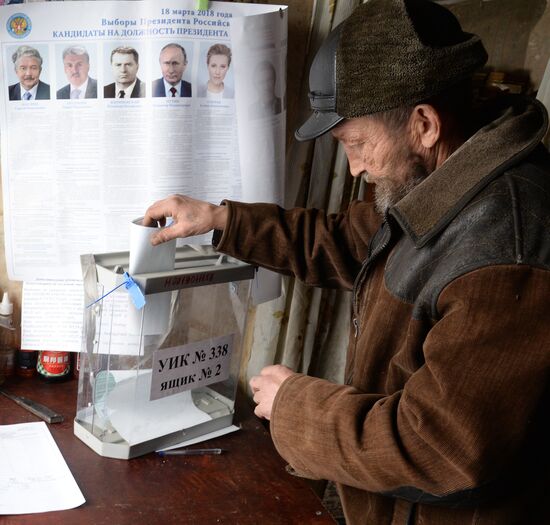 Russian regions hold early voting for 2018 presidential election