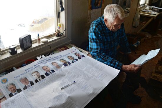 Russian regions hold early voting for 2018 presidential election