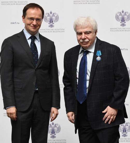 Ceremony to present state decorations to culture and arts workers