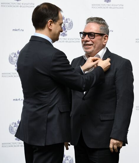 Ceremony to present state decorations to culture and arts workers
