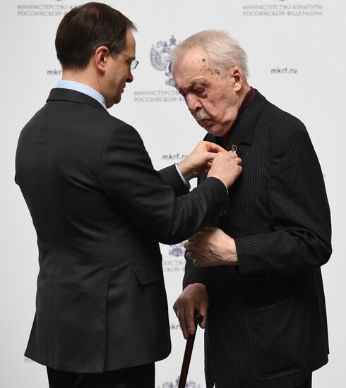 Ceremony to present state decorations to culture and arts workers