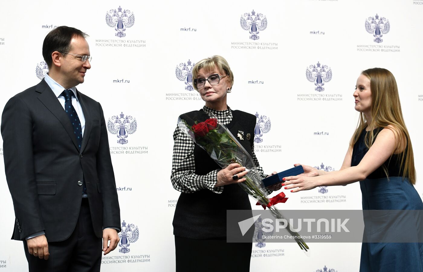 Ceremony to present state decorations to culture and arts workers