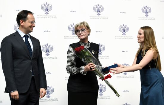 Ceremony to present state decorations to culture and arts workers