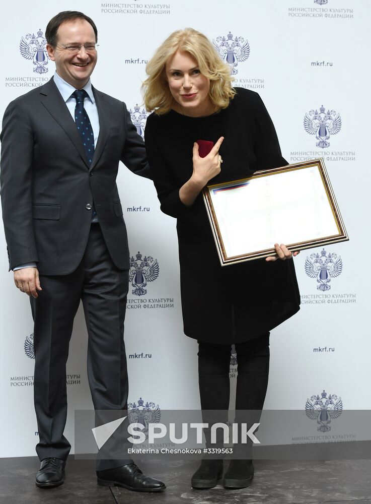 Ceremony to present state decorations to culture and arts workers