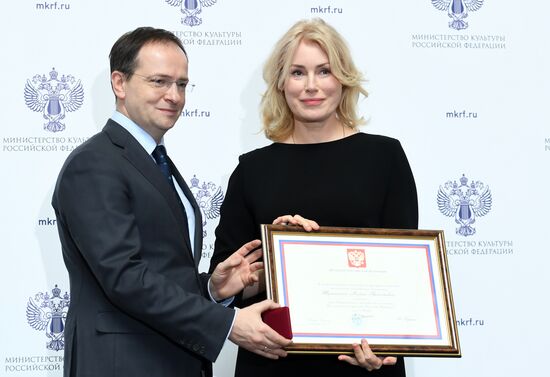 Ceremony to present state decorations to culture and arts workers