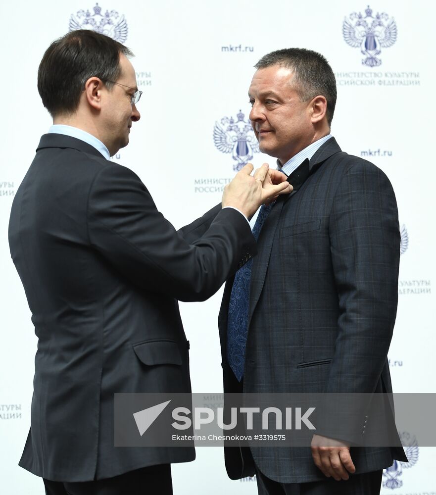 Ceremony to present state decorations to culture and arts workers