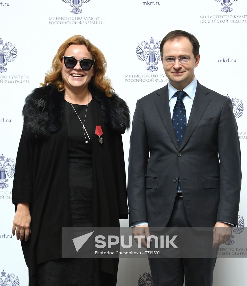 Ceremony to present state decorations to culture and arts workers