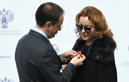 Ceremony to present state decorations to culture and arts workers