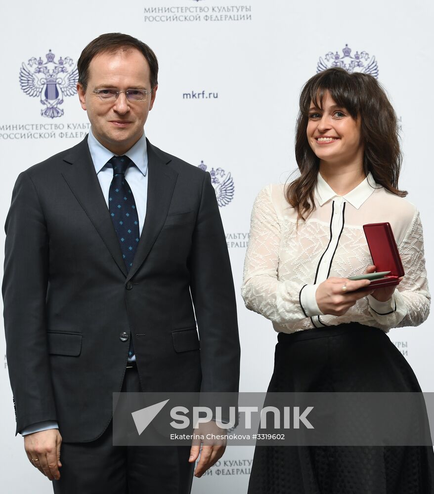 Ceremony to present state decorations to culture and arts workers