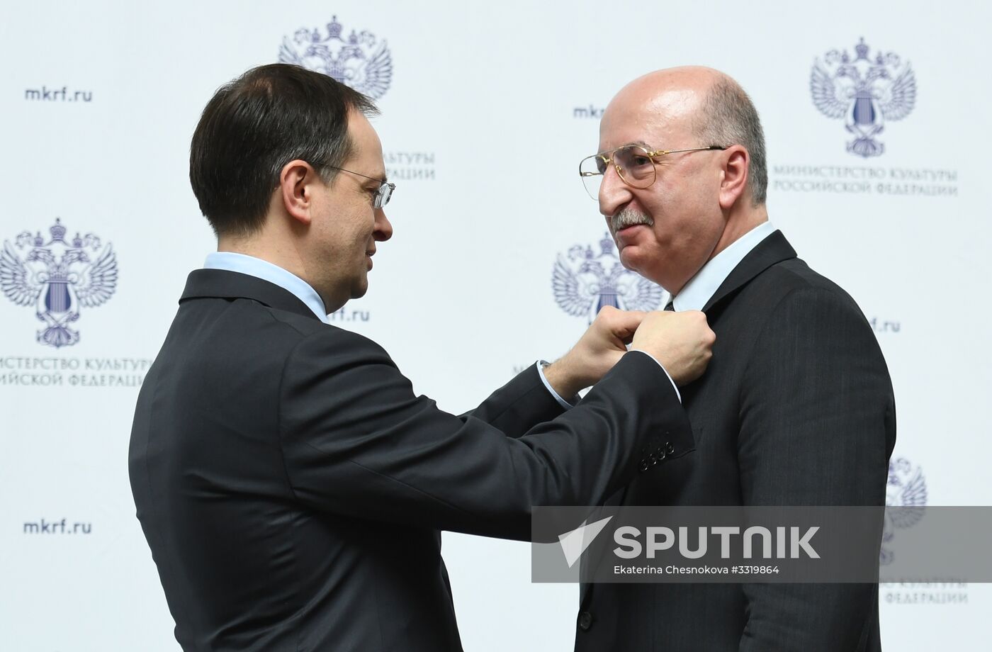 Ceremony to present state decorations to culture and arts workers