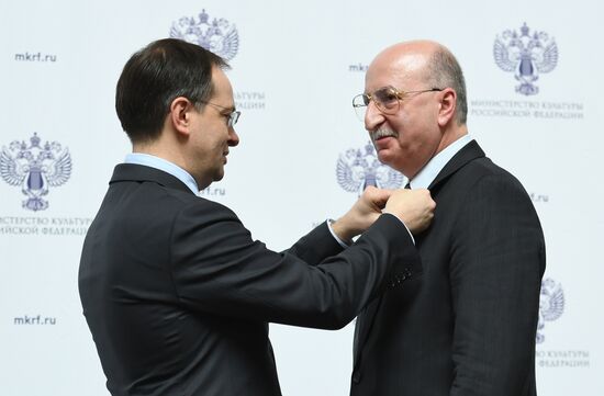 Ceremony to present state decorations to culture and arts workers