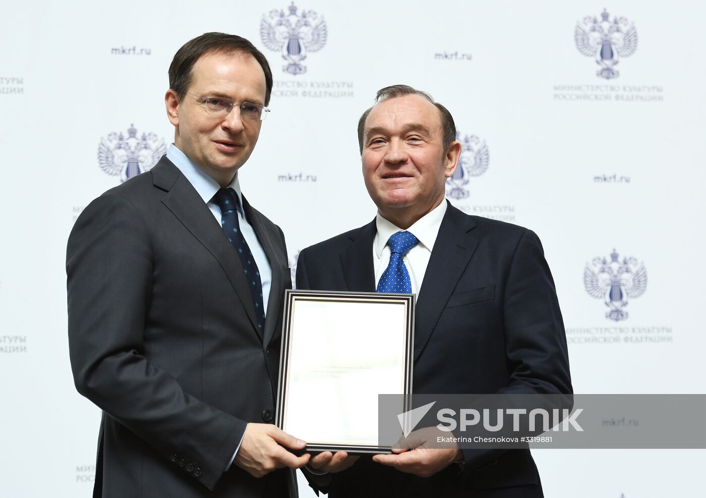 Ceremony to present state decorations to culture and arts workers