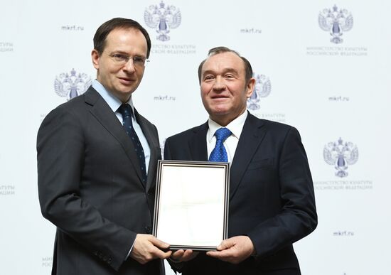 Ceremony to present state decorations to culture and arts workers