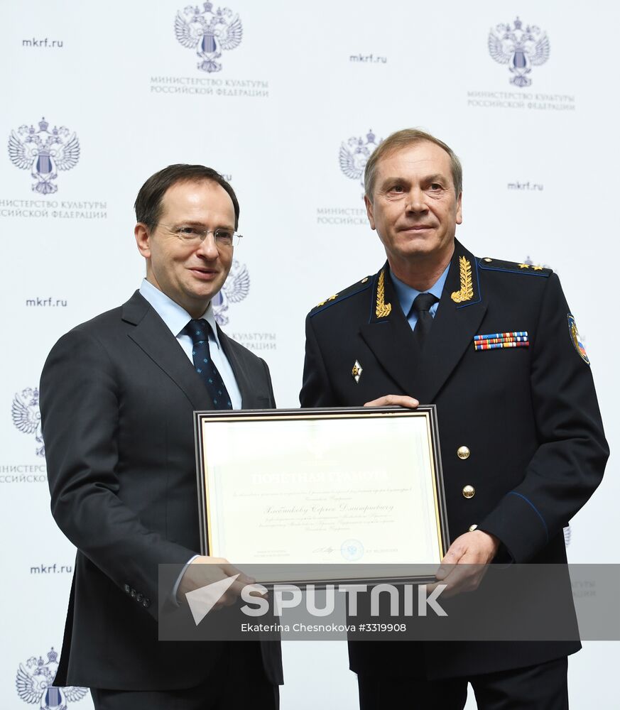 Ceremony to present state decorations to culture and arts workers