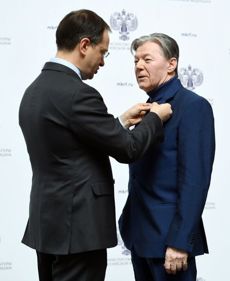 Ceremony to present state decorations to culture and arts workers