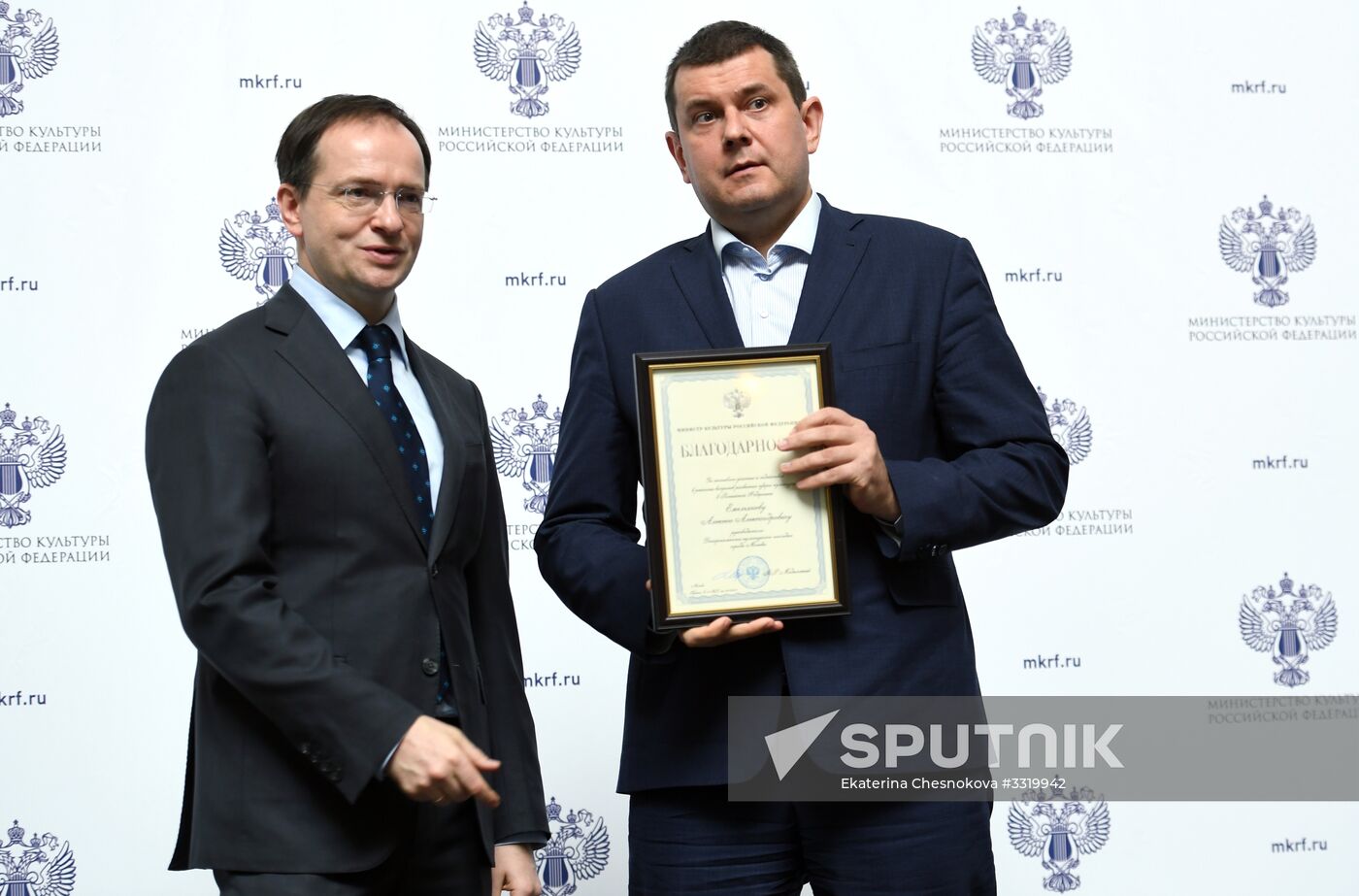 Ceremony to present state decorations to culture and arts workers