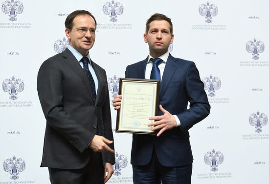 Ceremony to present state decorations to culture and arts workers