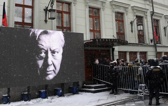 Paying last respects to actor Oleg Tabakov