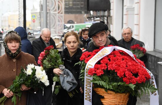 Paying last respects to actor Oleg Tabakov