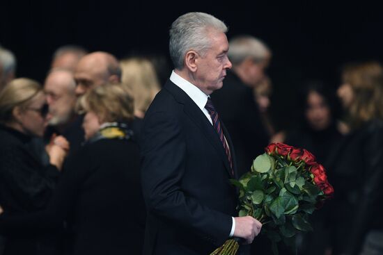 Paying last respects to actor Oleg Tabakov