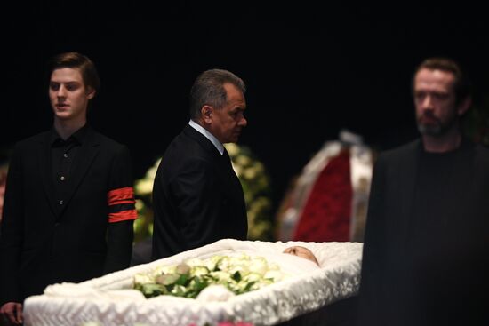 Paying last respects to actor Oleg Tabakov