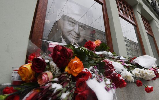 Paying last respects to actor Oleg Tabakov