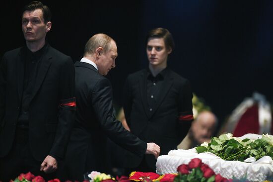 Paying last respects to actor Oleg Tabakov