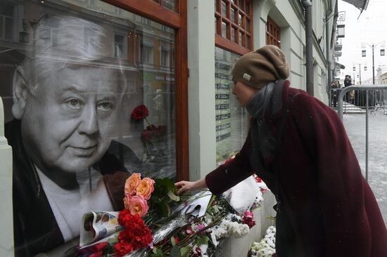 Paying last respects to actor Oleg Tabakov