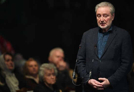 Paying last respects to actor Oleg Tabakov