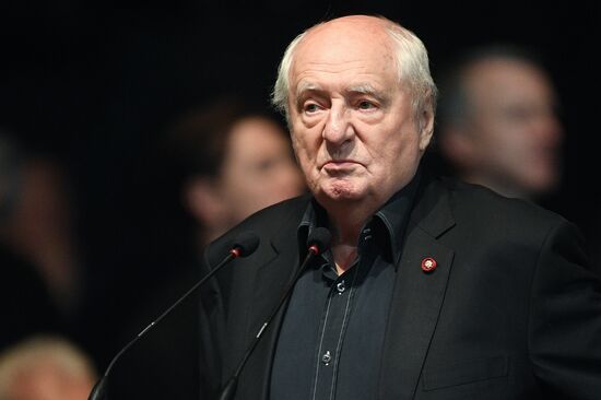 Paying last respects to actor Oleg Tabakov