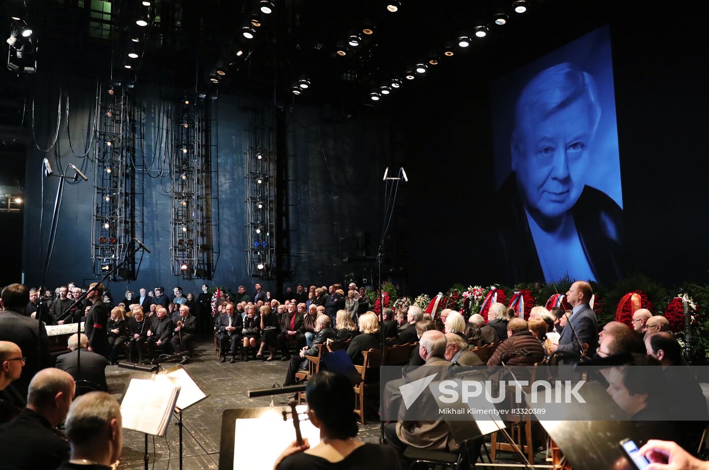 Paying last respects to actor Oleg Tabakov