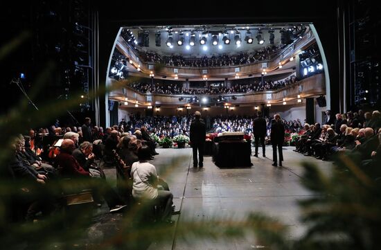 Paying last respects to actor Oleg Tabakov