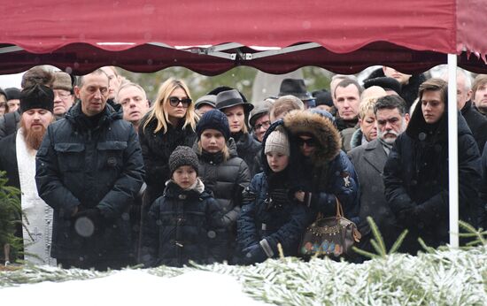 Paying last respects to actor Oleg Tabakov