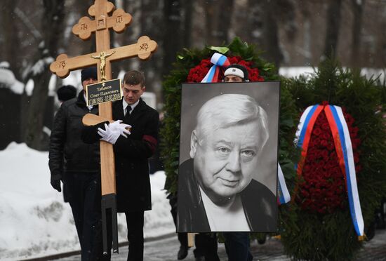 Paying last respects to actor Oleg Tabakov