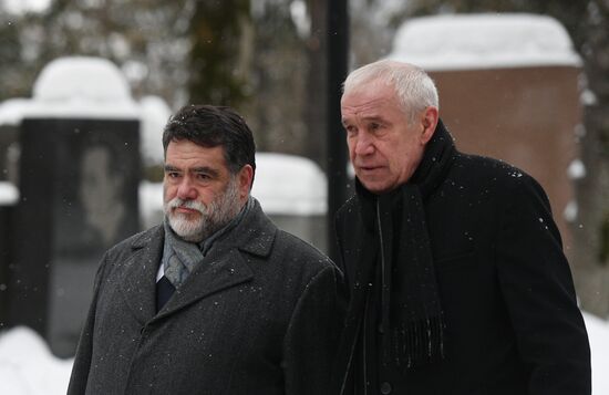 Paying last respects to actor Oleg Tabakov