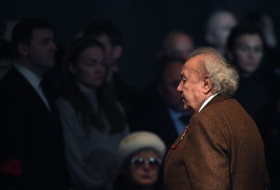 Paying last respects to actor Oleg Tabakov