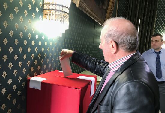 Voting in Russian presidential election in Damascus