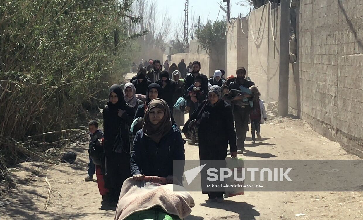Civilians leave Eastern Ghouta via humanitarian corridor in Hammouriyya