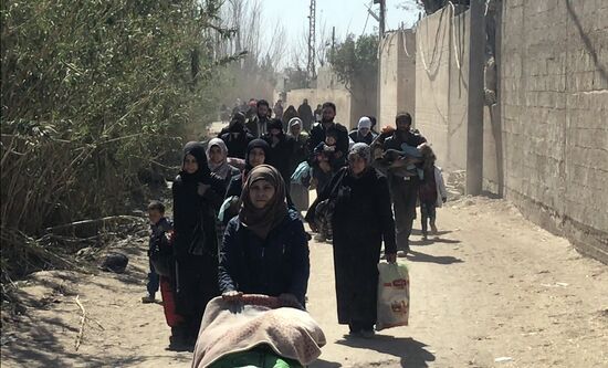 Civilians leave Eastern Ghouta via humanitarian corridor in Hammouriyya