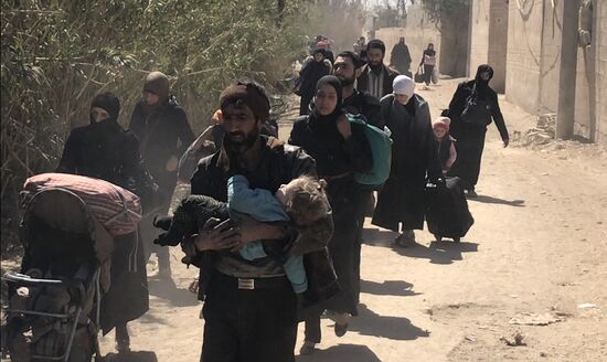 Civilians leave Eastern Ghouta via humanitarian corridor in Hammouriyya