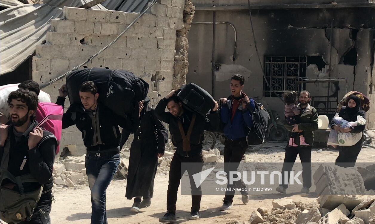 Civilians leave Eastern Ghouta via humanitarian corridor in Hammouriyya