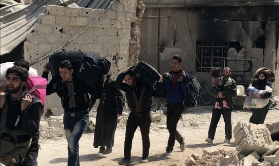 Civilians leave Eastern Ghouta via humanitarian corridor in Hammouriyya