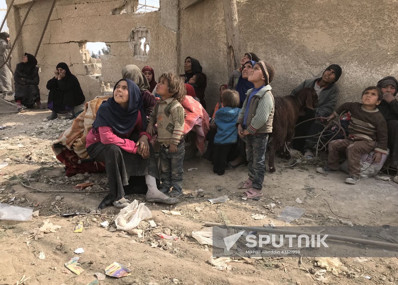 Civilians leave Eastern Ghouta via humanitarian corridor in Hammouriyya