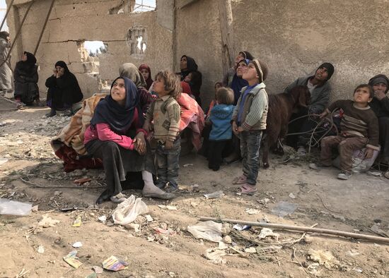 Civilians leave Eastern Ghouta via humanitarian corridor in Hammouriyya