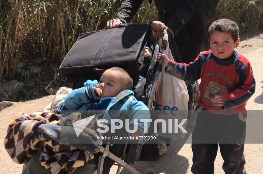 Civilians leave Eastern Ghouta via humanitarian corridor in Hammouriyya