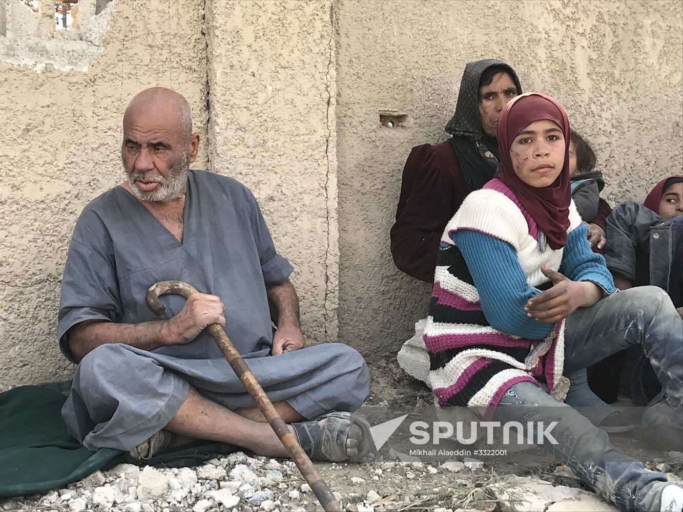 Civilians leave Eastern Ghouta via humanitarian corridor in Hammouriyya