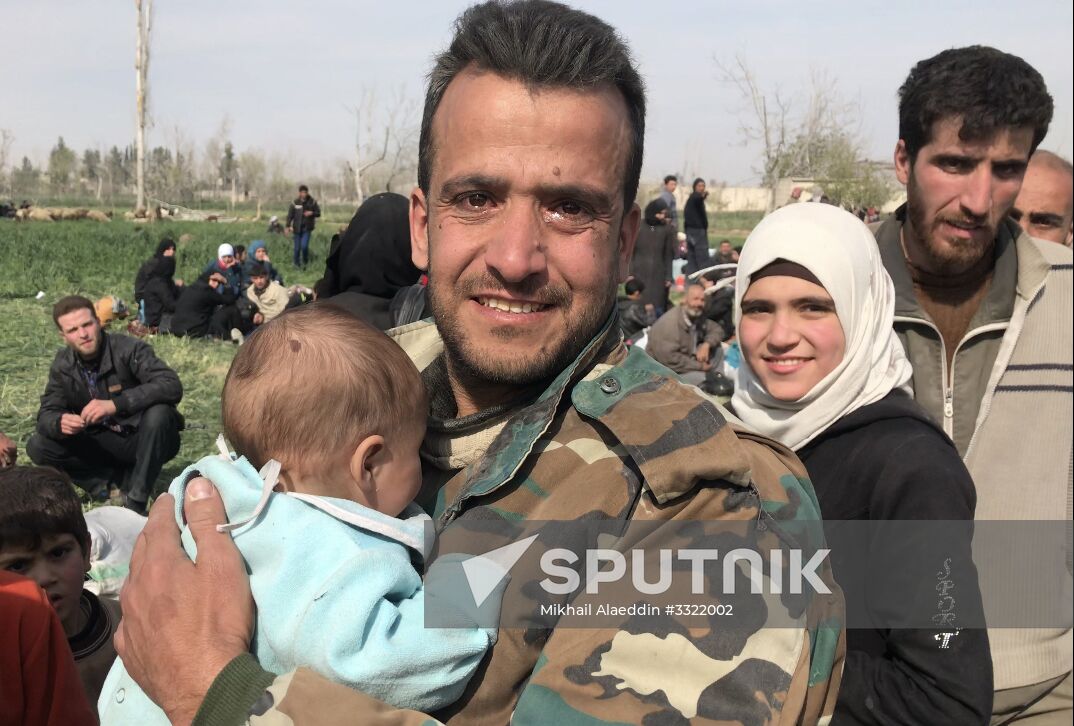 Civilians leave Eastern Ghouta via humanitarian corridor in Hammouriyya