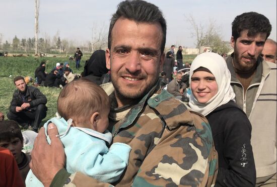 Civilians leave Eastern Ghouta via humanitarian corridor in Hammouriyya