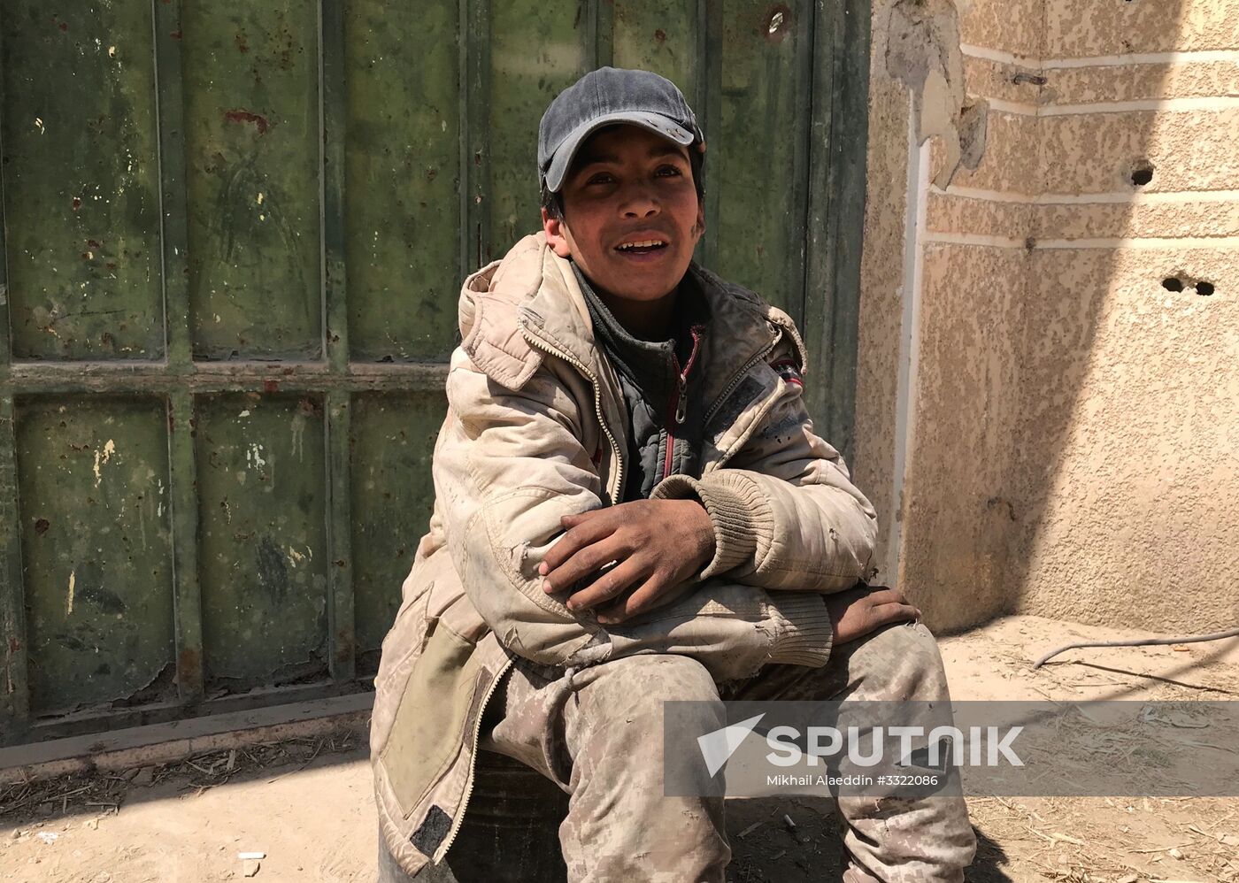 Civilians leave Eastern Ghouta via humanitarian corridor in Hammouriyya